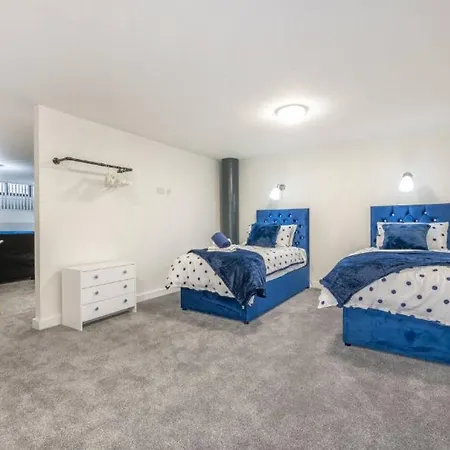 Navy Diamond In Bradford! Bradford (West Yorkshire)