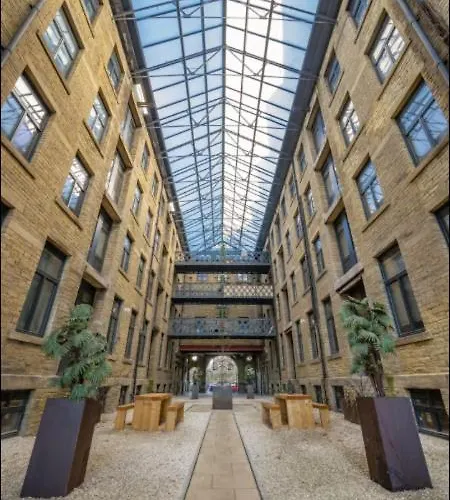 Navy Diamond In Bradford! Apartamento