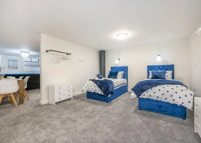 Navy Diamond In Bradford! Bradford (West Yorkshire)