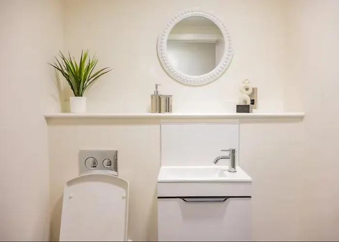 Navy Diamond In Bradford! Bradford (West Yorkshire)